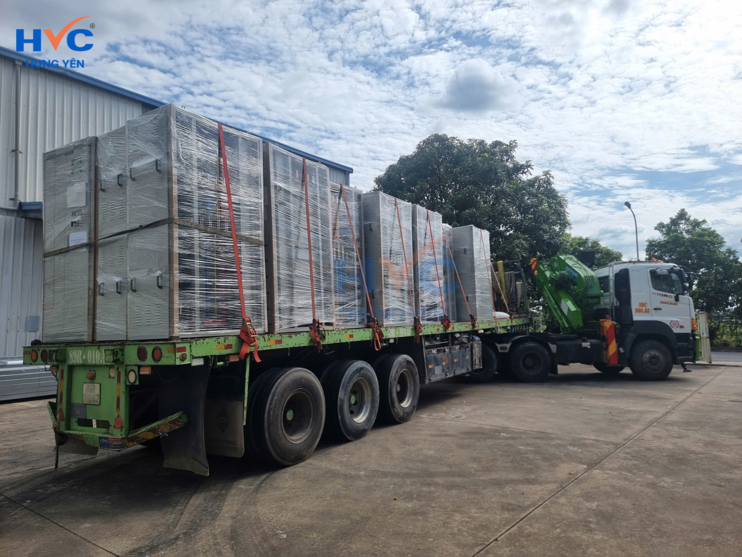 Tủ điện được HVC Hưng Yên vận chuyển tới công trình để tiến hành lắp đặt hoàn thiện